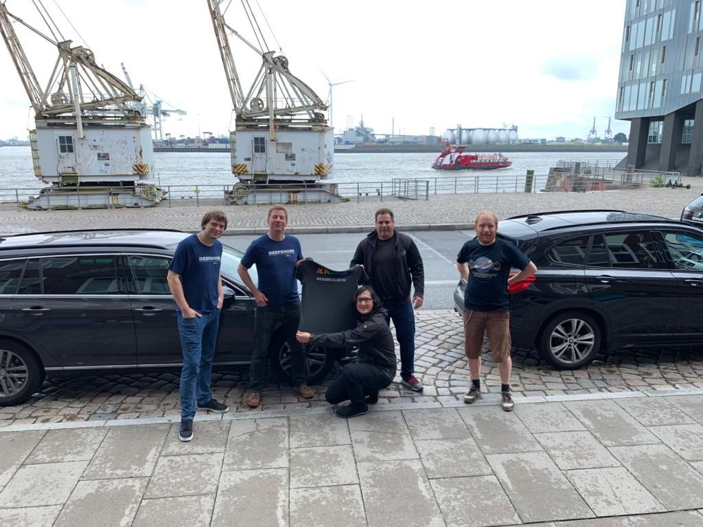 🖋🧾Die Tinte ist trocken: Die Deepshore GmbH ist neuer Hauptsponsor des Altonaer Kickerkollektiv e
